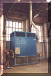 Warmeluchtgenerator met gas- of stookoliebrander voorzien van plenum of richtbare kleppen