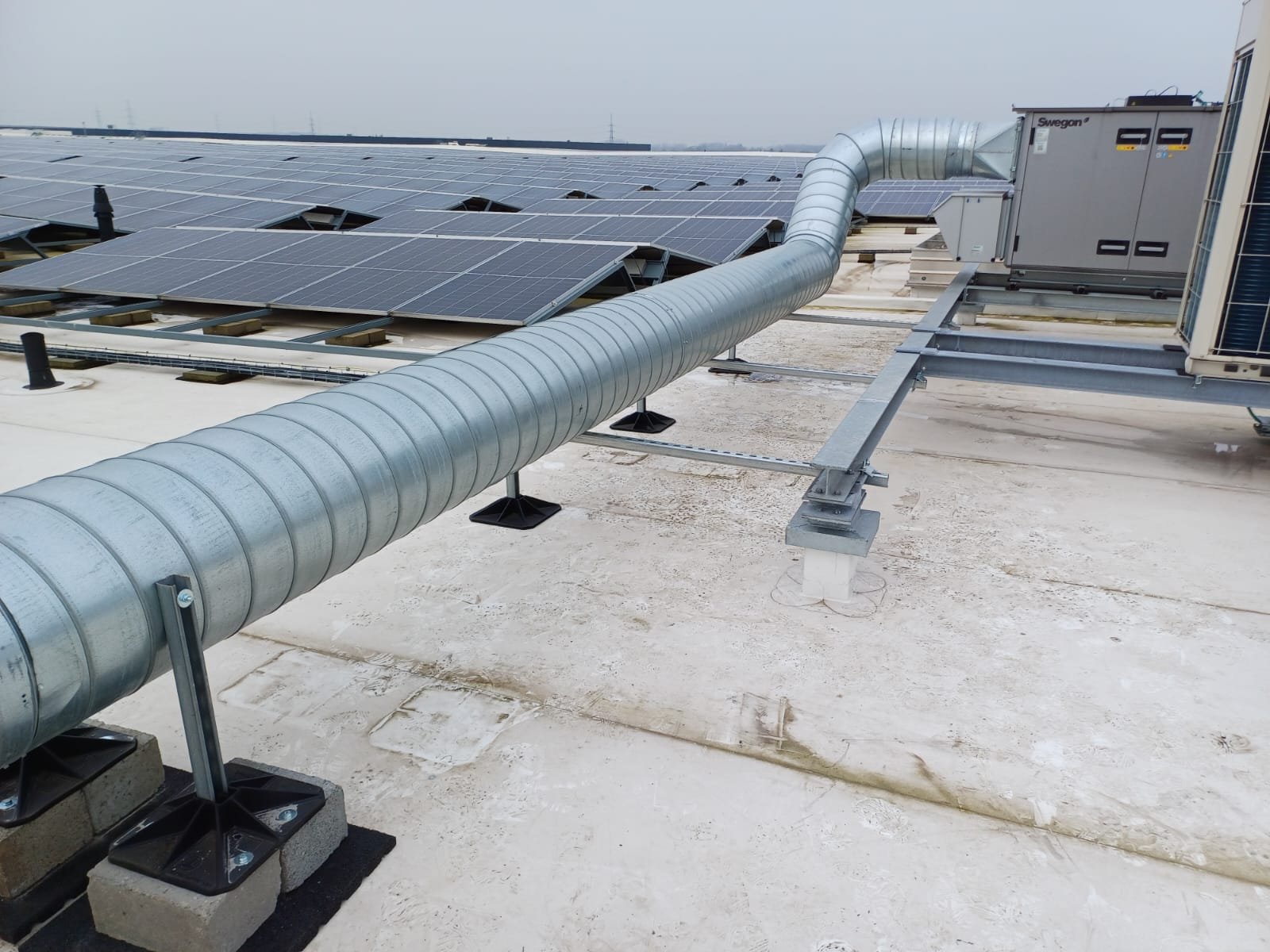 Dakkanaal boven de zonnepanelen