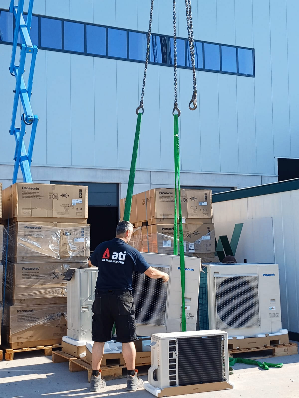 ATI-technieker hijst buitenunits op de werf